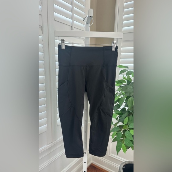 lululemon athletica Pants - Lululemon Outrun Cropped Leggings in Black Size 4